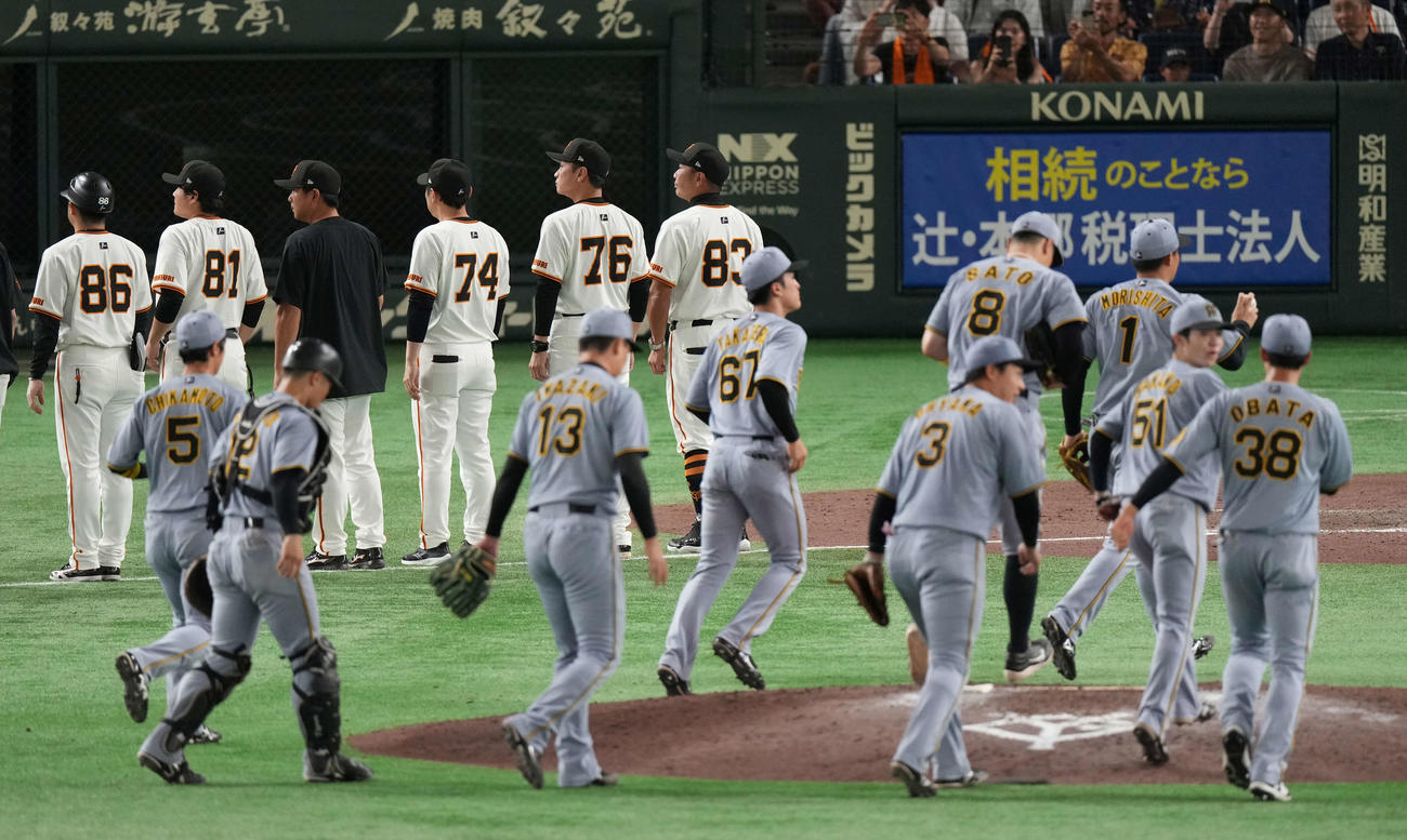 巨人対阪神　敗戦で並ぶ巨人阿部監督（右端）ら（撮影・井上学）