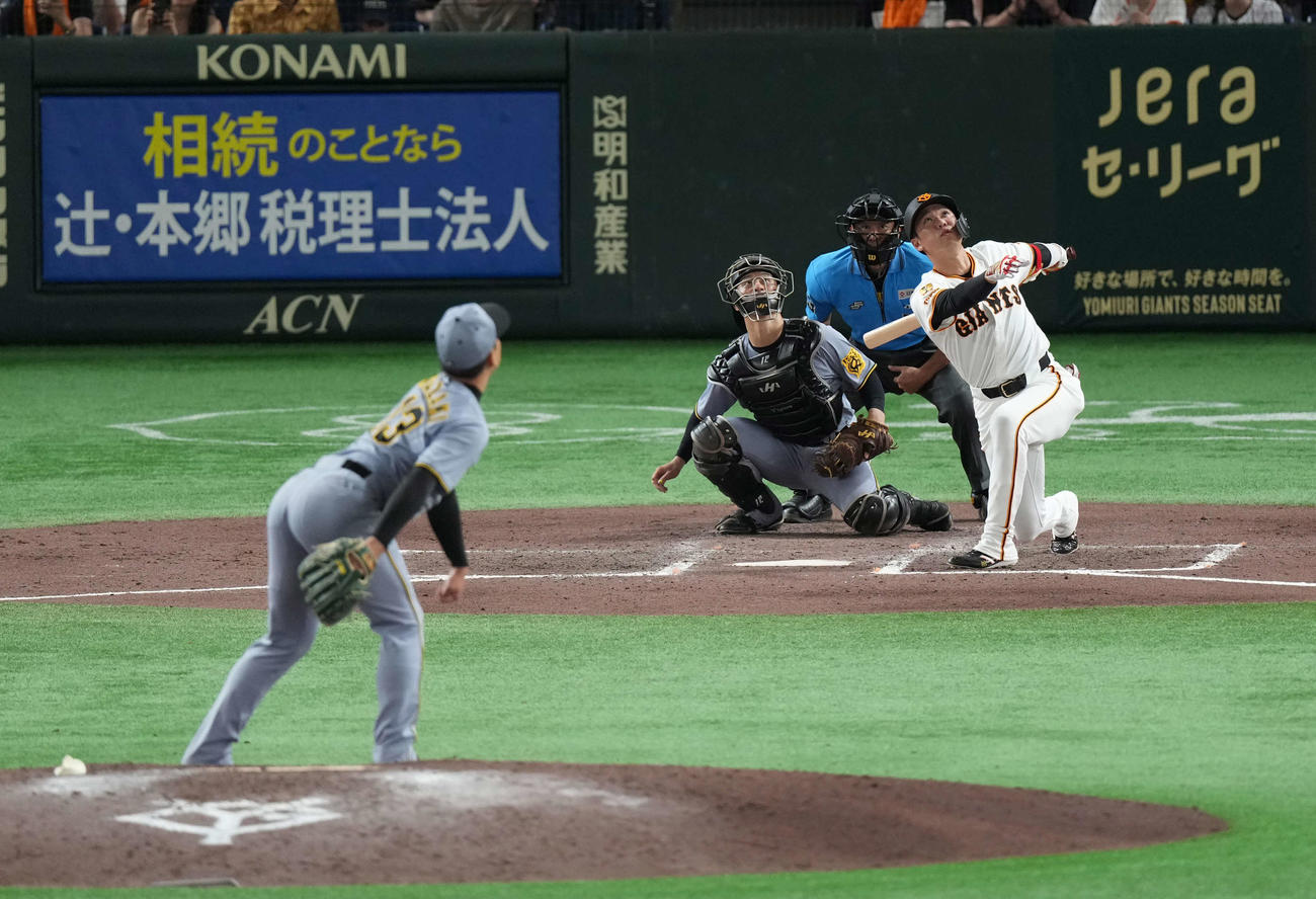 巨人対阪神　9回裏巨人1死、遊飛に倒れる坂本（撮影・井上学）