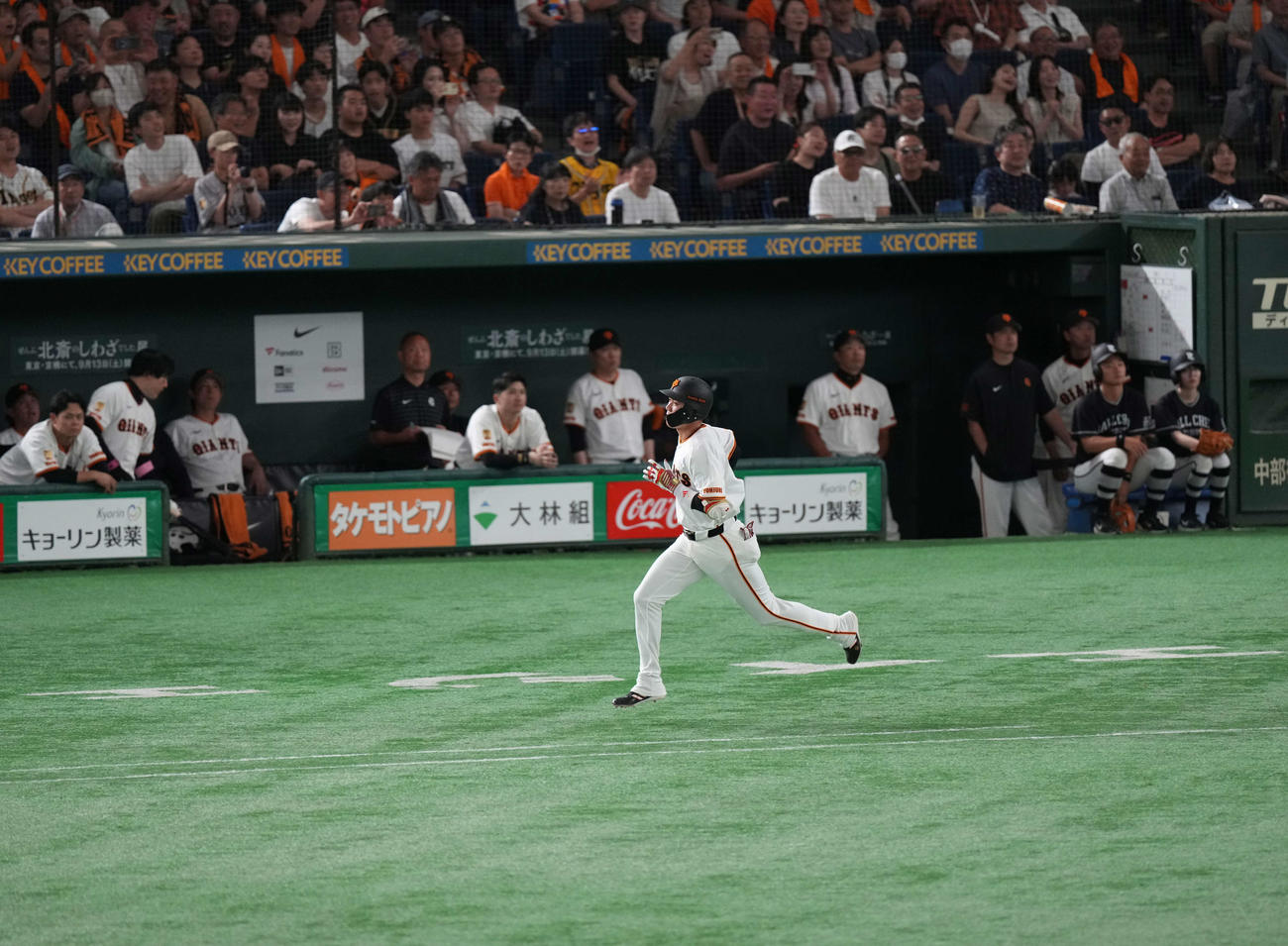 巨人対阪神　9回裏巨人1死、遊飛に倒れる坂本（撮影・井上学）