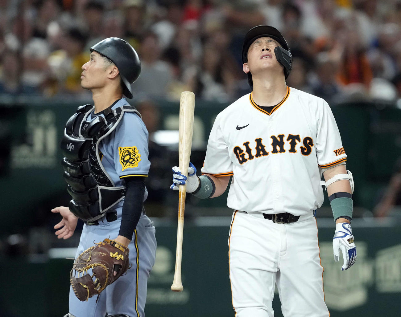 巨人対阪神　4回裏無死一、二塁、スリーバント失敗で天を仰ぐ小林（撮影・たえ見朱実）