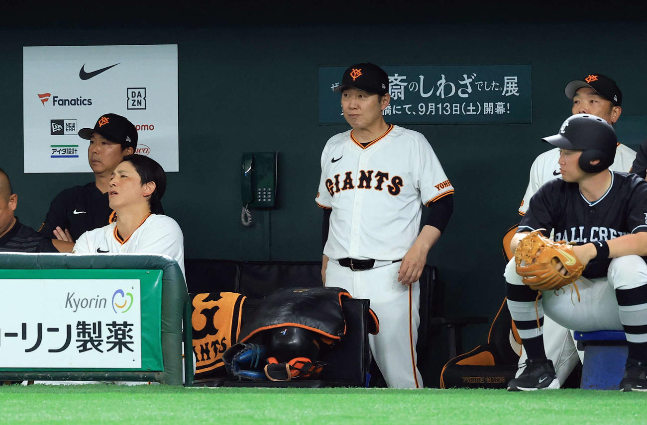 巨人対阪神　4回裏巨人無死一、二塁、スリーバント失敗で険しい表情の小林（左）。右奥は阿部監督（撮影・浅見桂子）