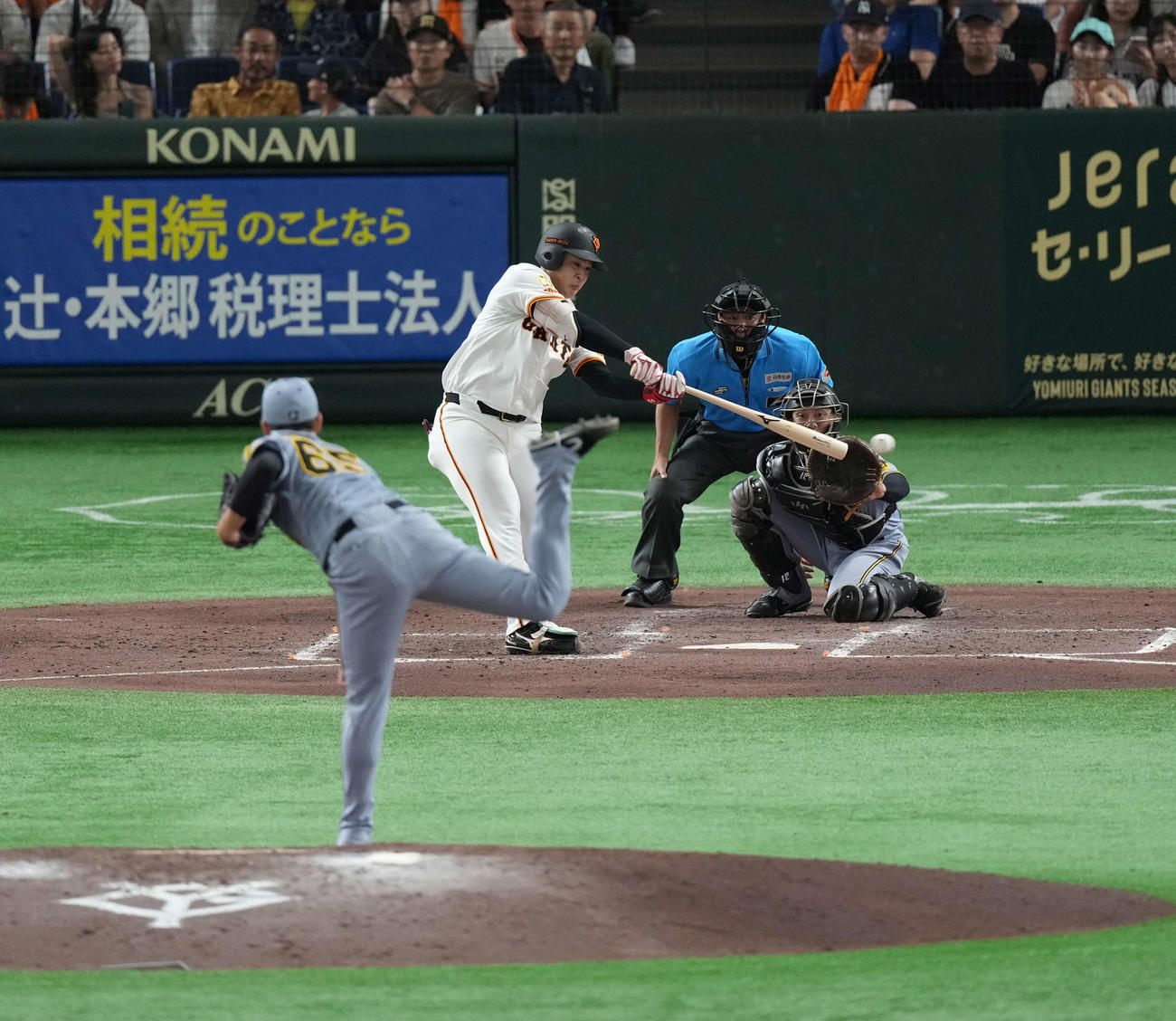 巨人対阪神　5回裏巨人1死、左前打を放つ荒巻（撮影・井上学）