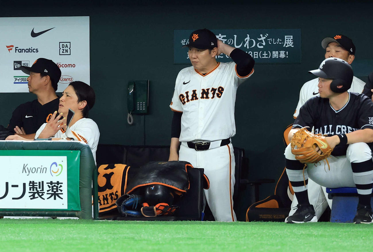 巨人対阪神　4回裏巨人無死一、二塁、スリーバント失敗で険しい表情の小林（左）。右奥は阿部監督（撮影・浅見桂子）