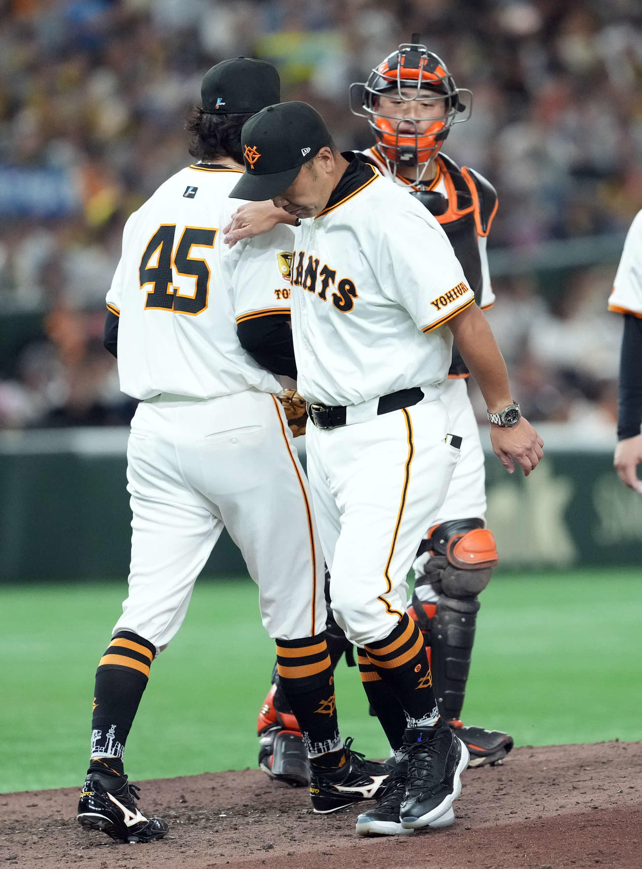巨人対阪神　8回表、石川に代わり田中瑛にマウンドを託す巨人阿部監督（撮影・たえ見朱実）