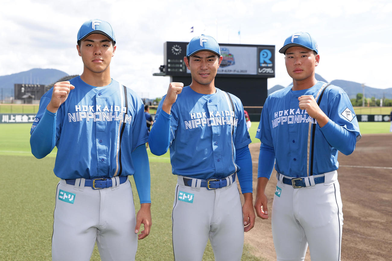 全ウ対全イ　ガッツポーズで写真に納まる、左から日本ハム柴田、宮崎、明瀬（撮影・前田充）