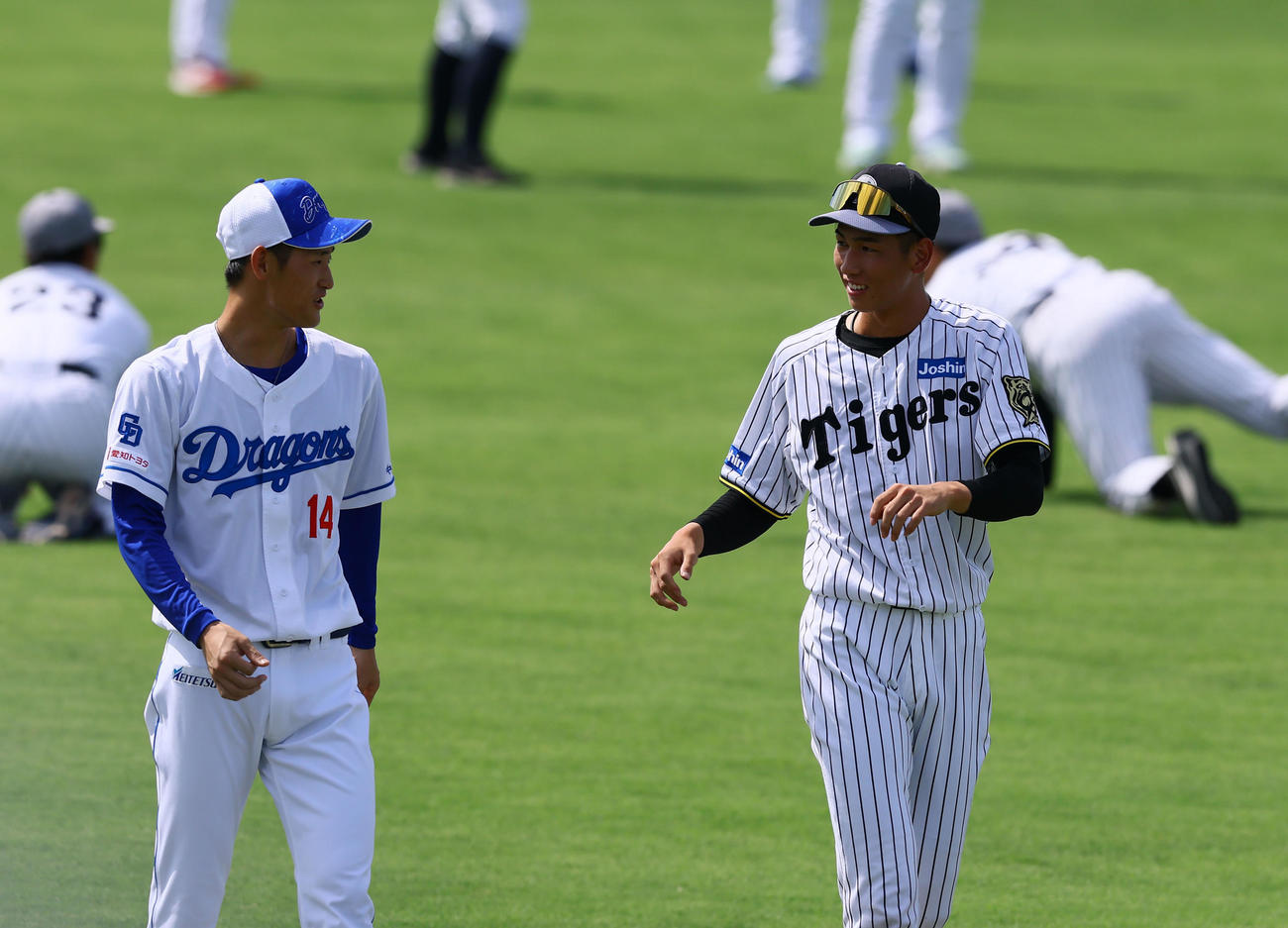 全ウ対全イ　ウオーミングアップをする中日草加（左）と阪神今朝丸（撮影・藤尾明華）