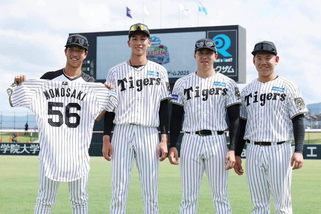 全ウ対全イ　笑顔で写真に納まる、左から阪神百崎、今朝丸、工藤、嶋村（撮影・前田充）