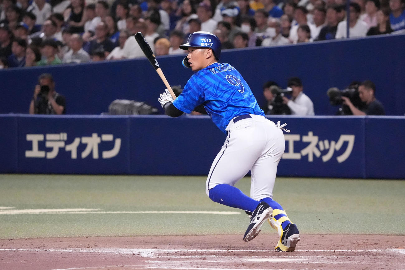 中日対DeNA 9回表DeNA1死二、三塁、左2点適時三塁打を放つ京田（撮影・森本幸一）