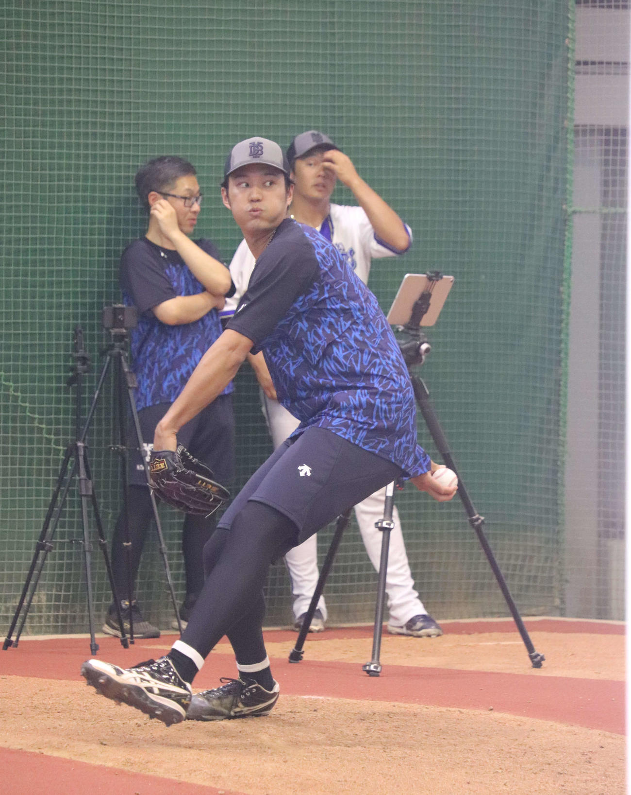 球団施設DOCKでさっそくブルペン入りしたDeNA藤浪（撮影・小早川宗一郎）