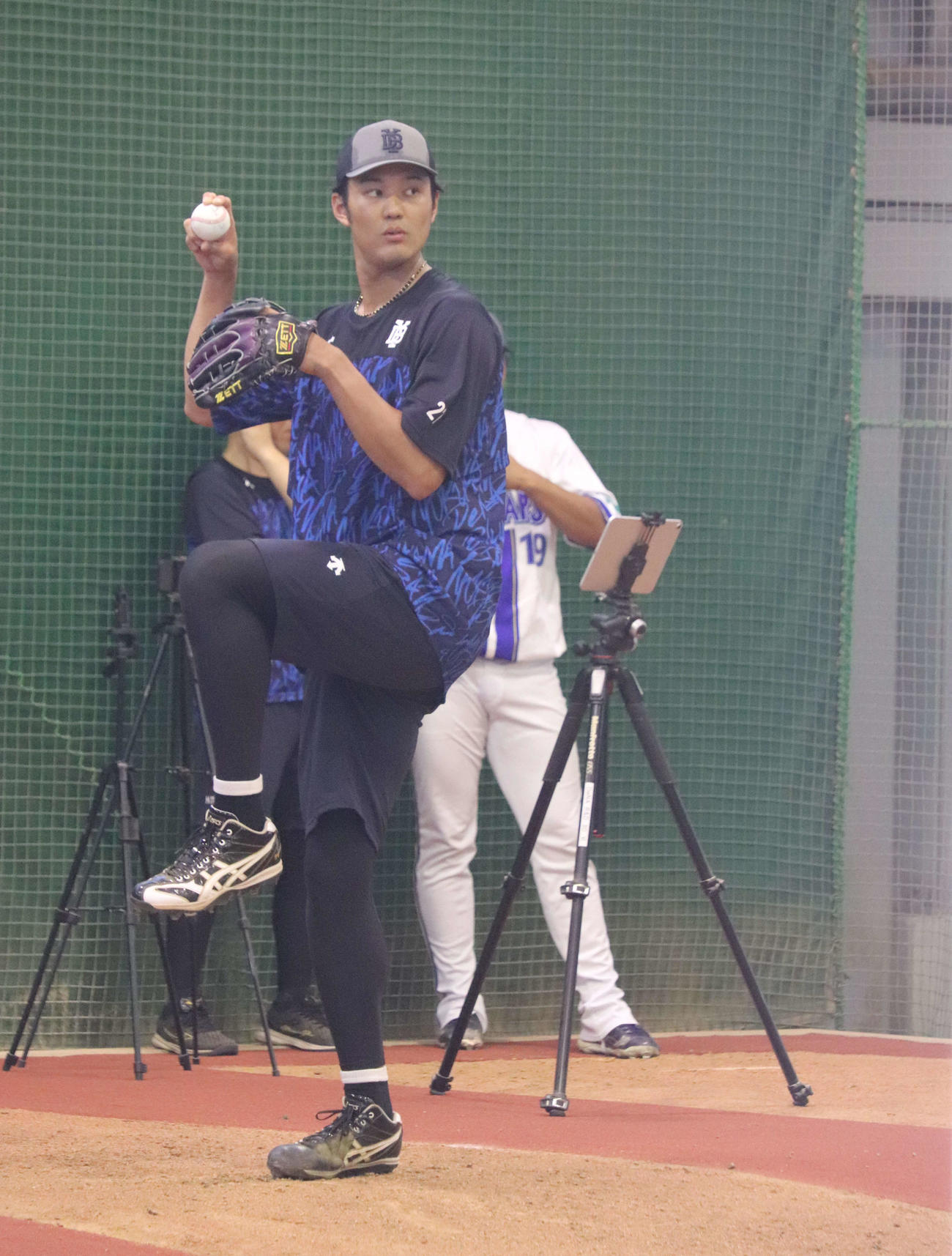 球団施設DOCKでさっそくブルペン入りしたDeNA藤浪（撮影・小早川宗一郎）