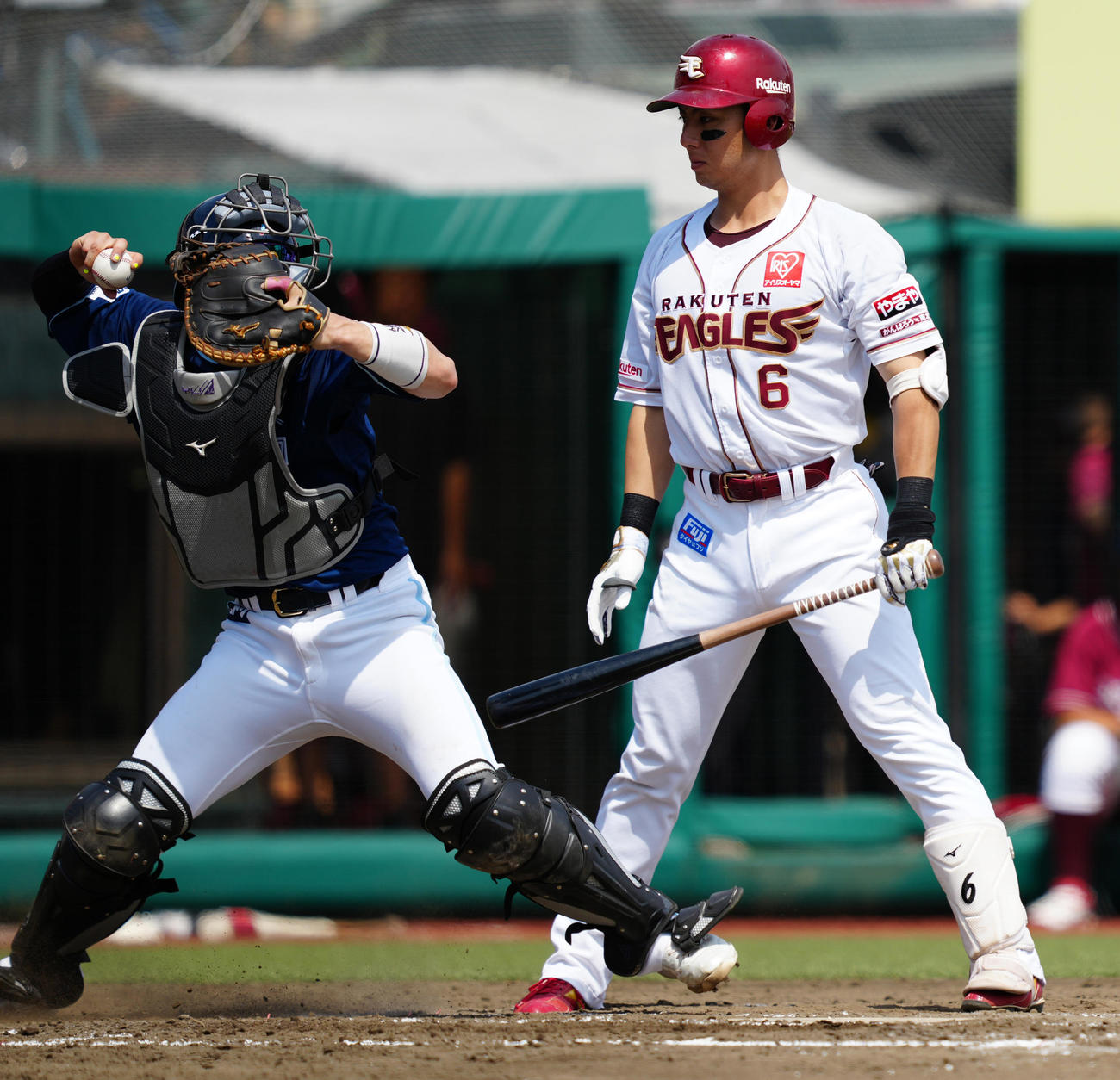 楽天対日本ハム　3回裏楽天2死一塁、打者村林の時、中島の二盗を刺す捕手田宮（撮影・鈴木みどり）