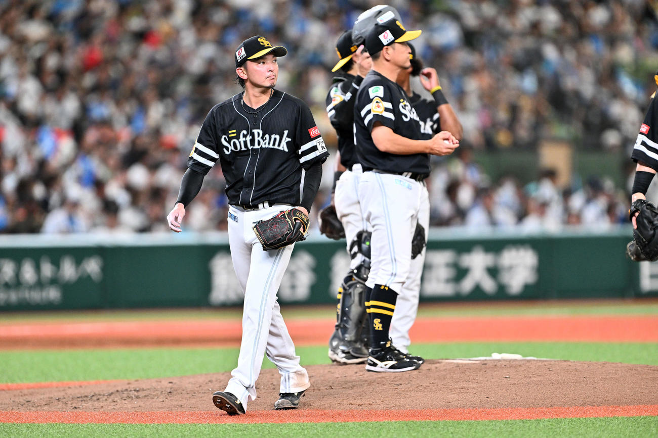 西武対ソフトバンク　3回裏途中で降板するソフトバンク先発の東浜（手前）（撮影・滝沢徹郎）