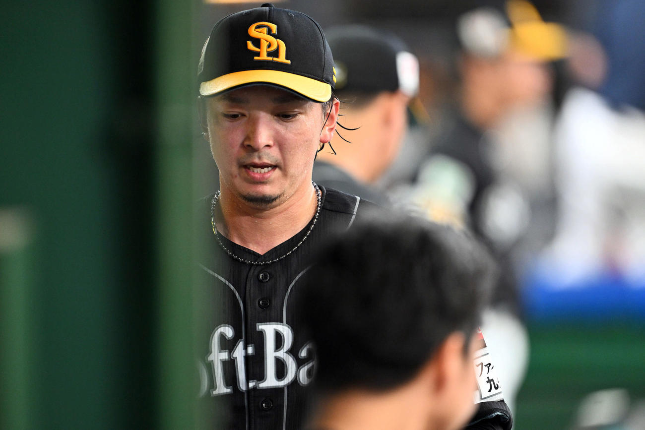西武対ソフトバンク　3回裏途中で降板したソフトバンク先発の東浜（撮影・滝沢徹郎）