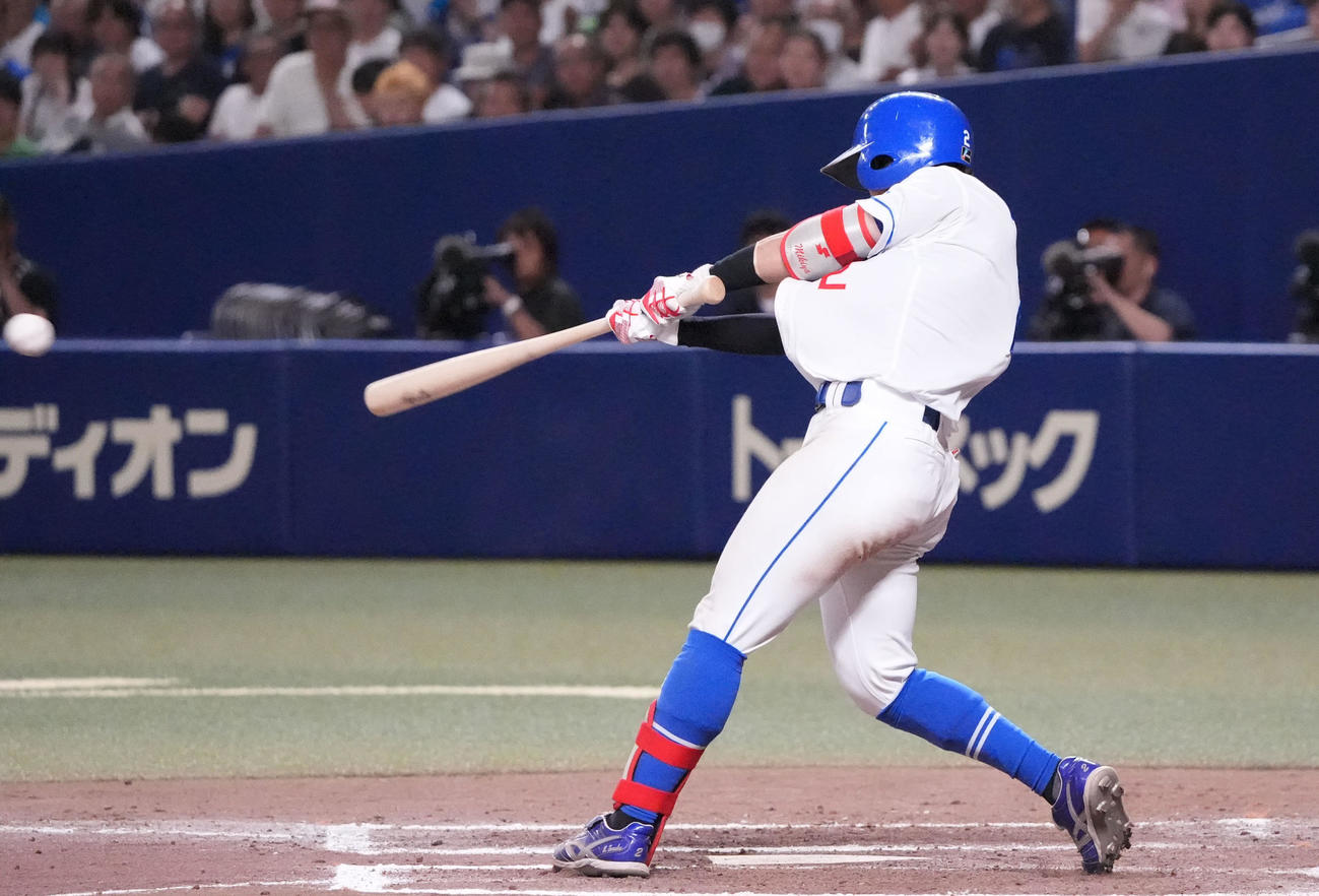 中日対DeNA 7回裏中日1死満塁、中前2点適時打を放つ田中（撮影・森本幸一）