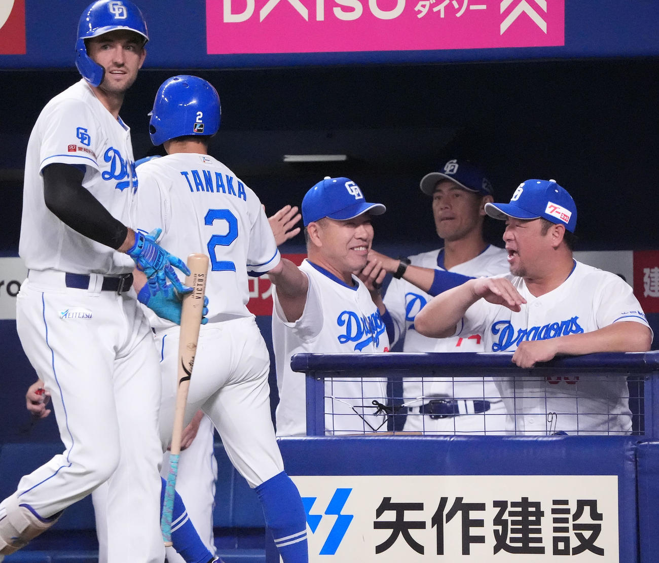 中日対DeNA 1回裏中日1死二塁、井上監督（中央）は上林の右前適時打で生還した田中を迎える（撮影・森本幸一）