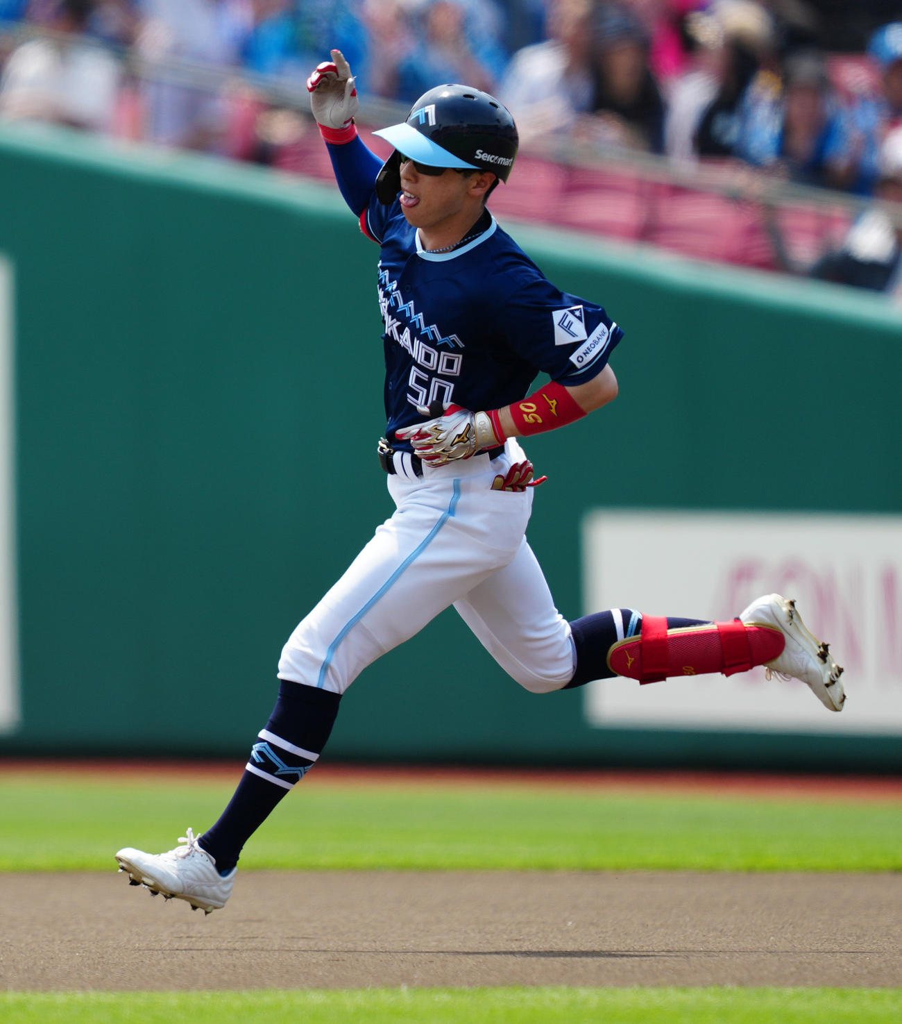 楽天対日本ハム　1回表日本ハム無死、右越えに先頭打者本塁打を放った五十幡は右手を突き上げる（撮影・鈴木みどり）
