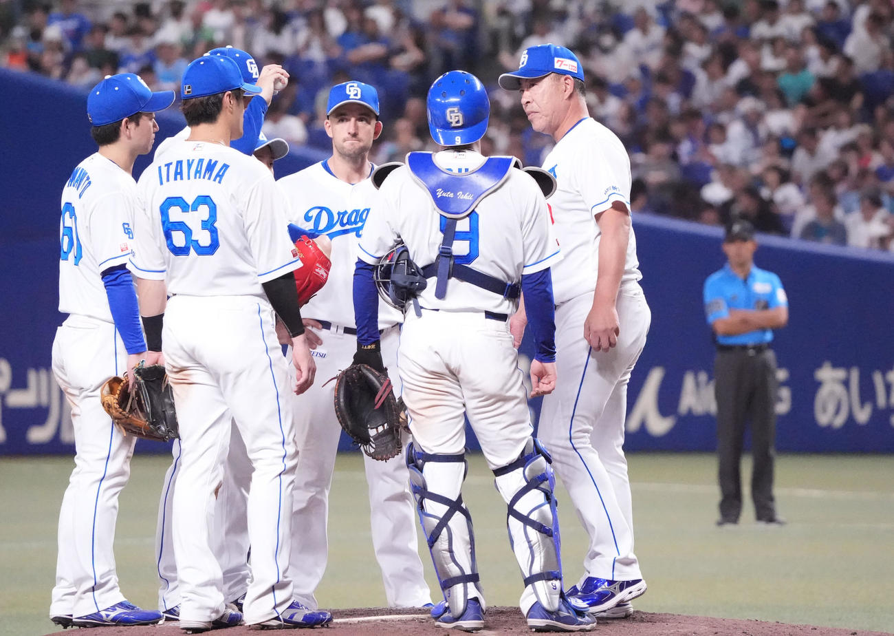 中日対DeNA 9回表DeNA1死満塁、井上監督（右）はマウンドへ向かいナインに言葉をかける（撮影・森本幸一）