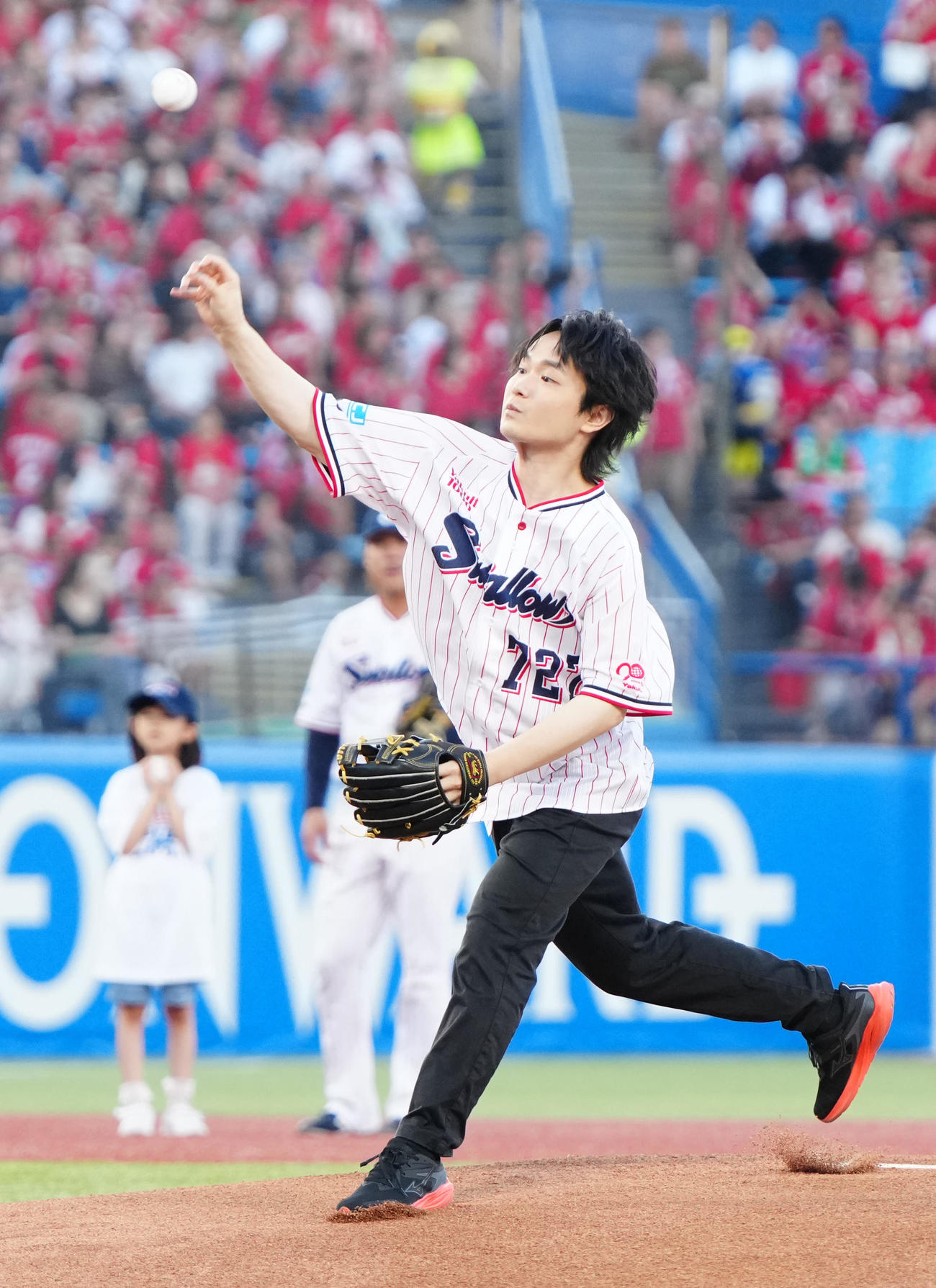 ヤクルト対広島　試合前、始球式に臨む声優の佐藤元（撮影・江口和貴）