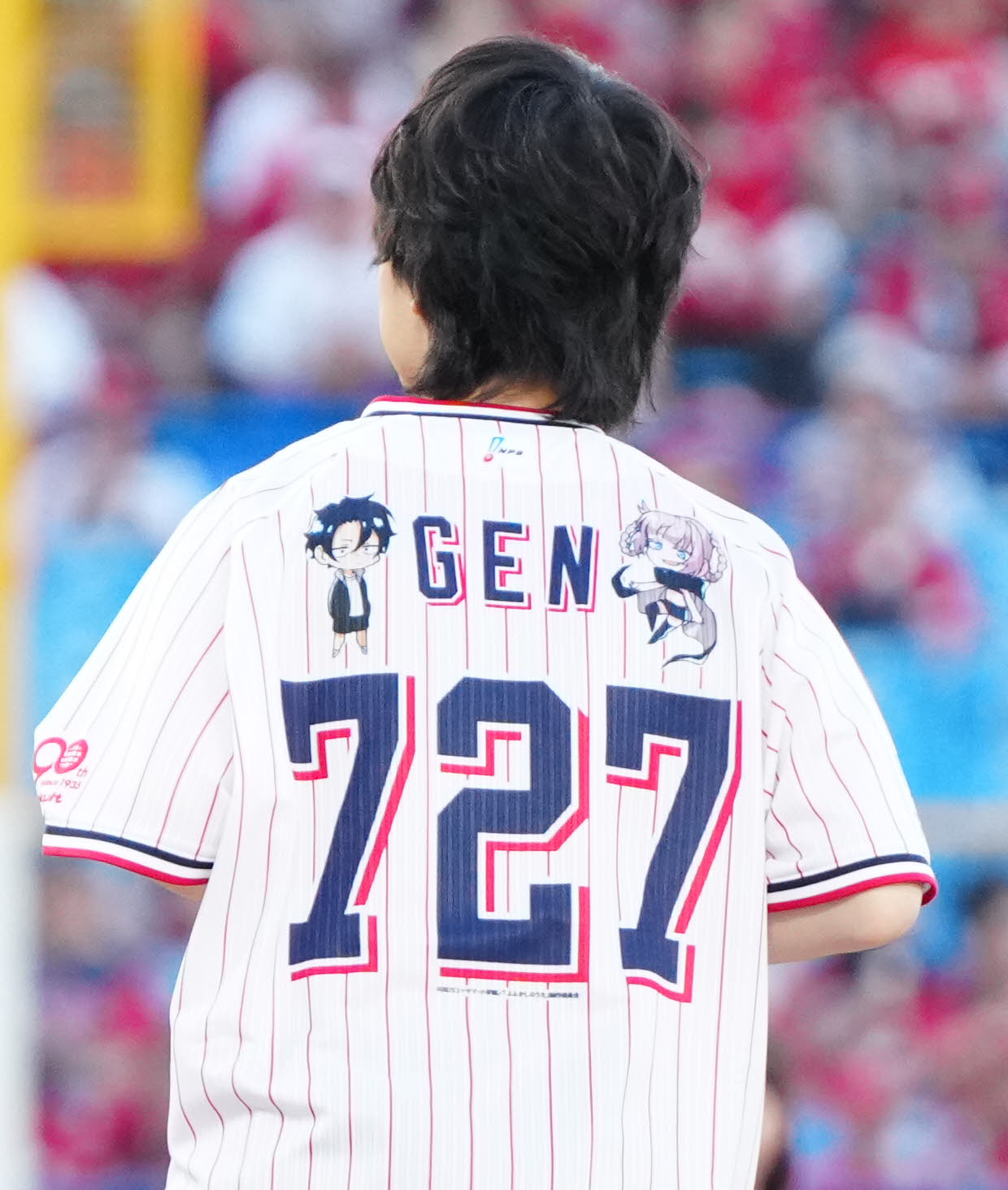 ヤクルト対広島　試合前、始球式に臨む声優の佐藤元（撮影・江口和貴）