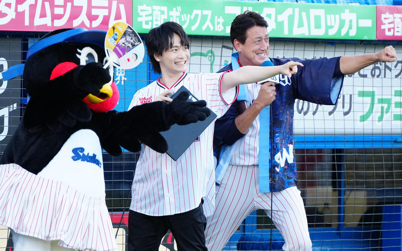 ヤクルト対広島　試合前、登場した声優の佐藤元（中央）。右はスタジアムDJのパトリック・ユウ氏、左はつばみ（撮影・江口和貴）