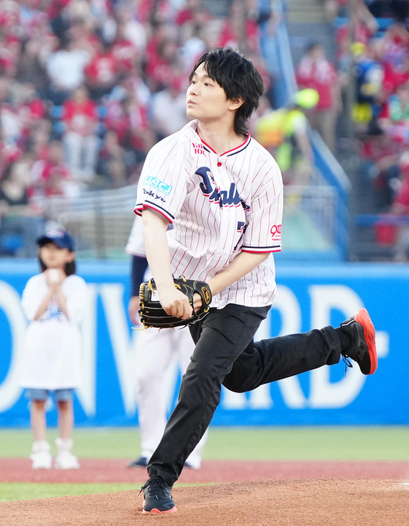 ヤクルト対広島　試合前、始球式に臨む声優の佐藤元（撮影・江口和貴）