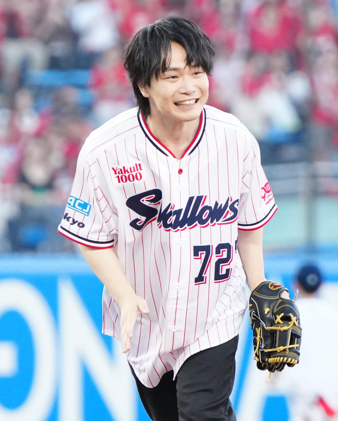 ヤクルト対広島　試合前、始球式に臨んだ声優の佐藤元（撮影・江口和貴）