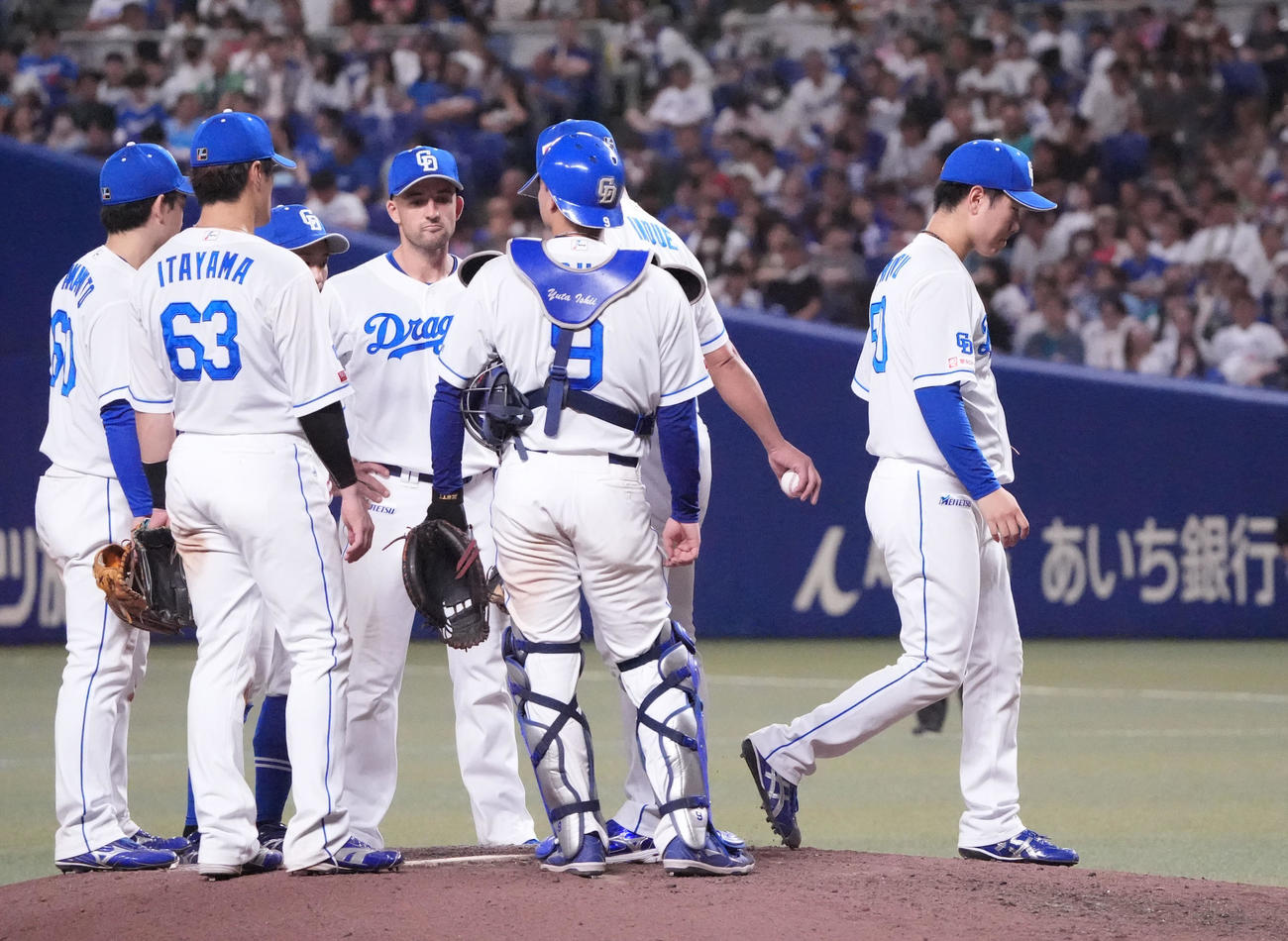 中日対DeNA 9回表DeNA1死満塁、清水（右）はマウンドを降りる（撮影・森本幸一）