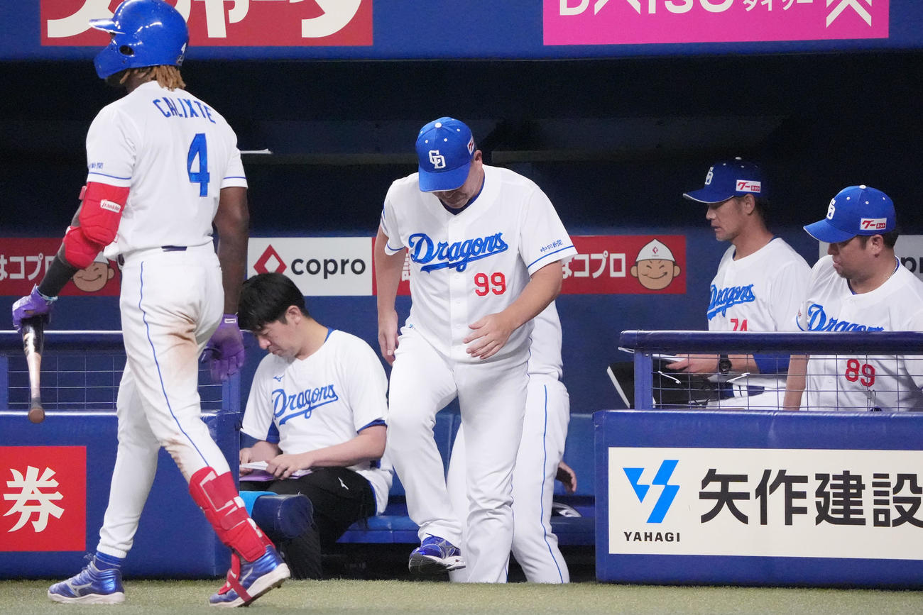 中日対DeNA　試合終了、井上監督（中央）足取り重くベンチを出る（撮影・森本幸一）