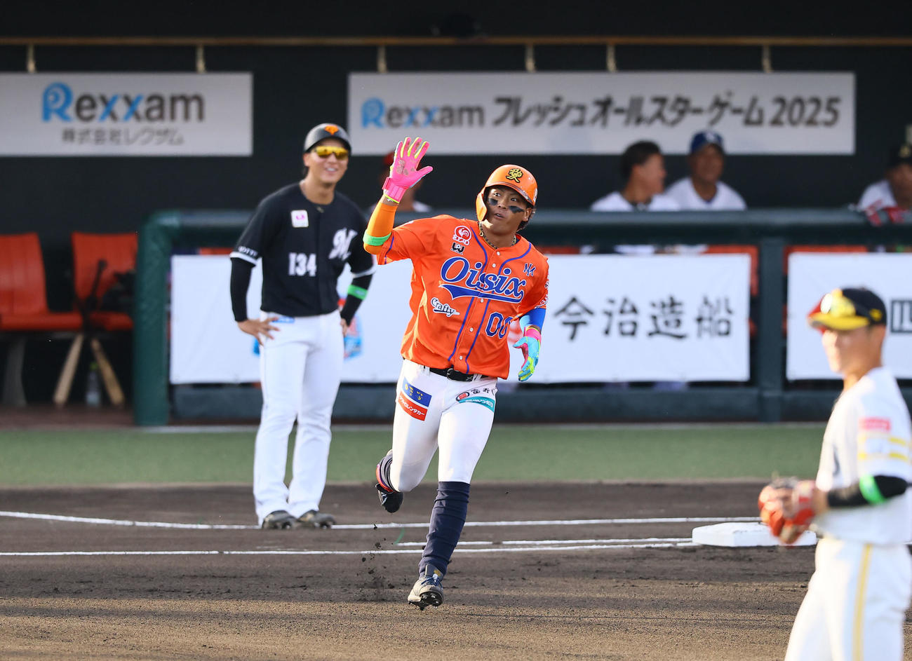 全ウ対全イ　1回表全イ1死一塁、知念は右越えに先制2点本塁打を放ち一塁を回る（撮影・藤尾明華）