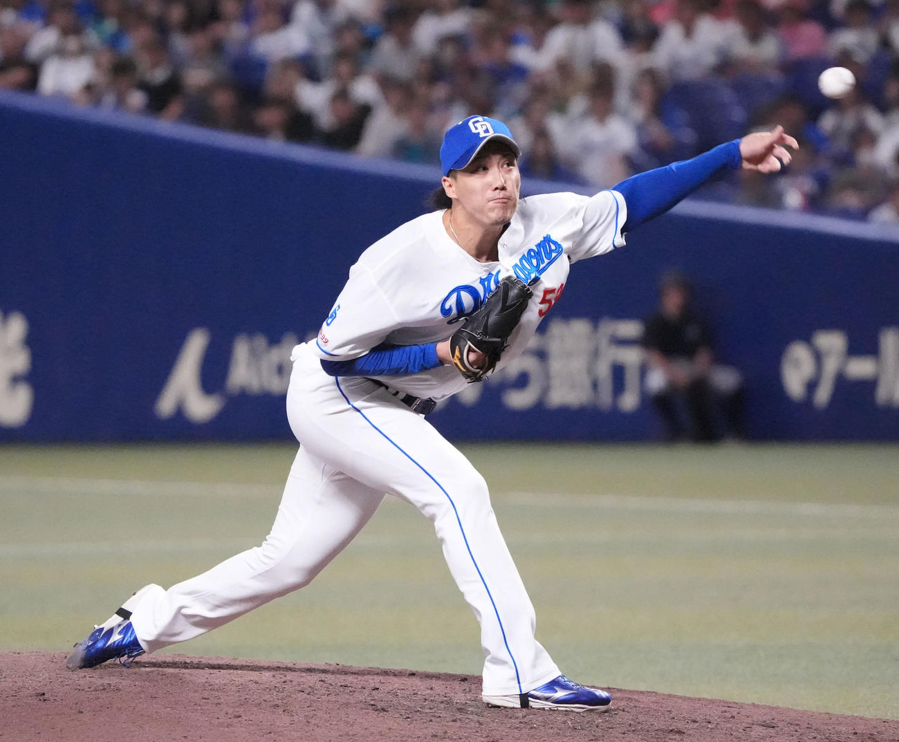 中日対DeNA 9回表DeNA1死満塁、中日5番手で登板する斎藤（撮影・森本幸一）