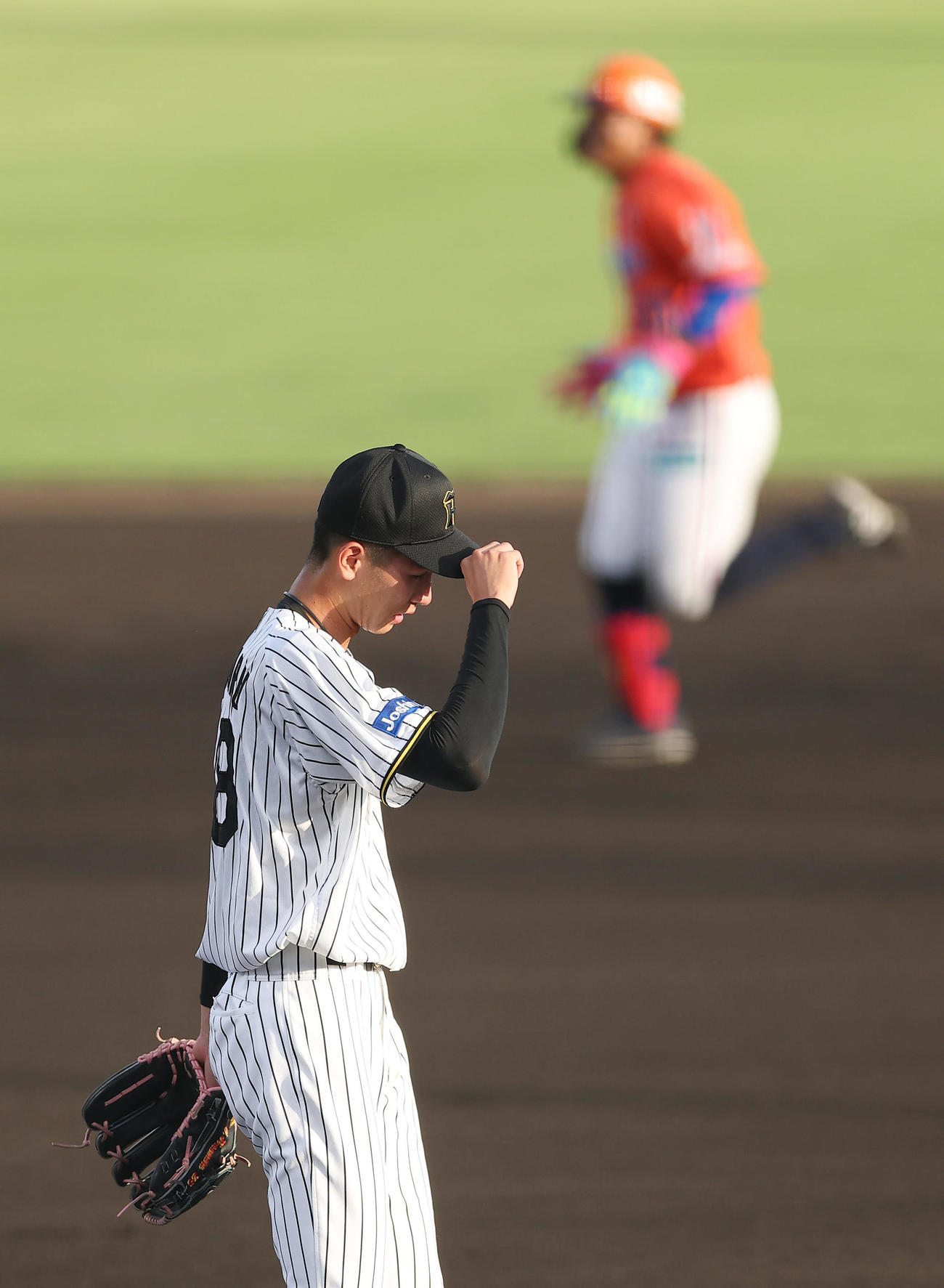全ウ対全イ　1回表全イ1死一塁、知念（右）に先制2点本塁打を浴びた今朝丸（撮影・前田充）