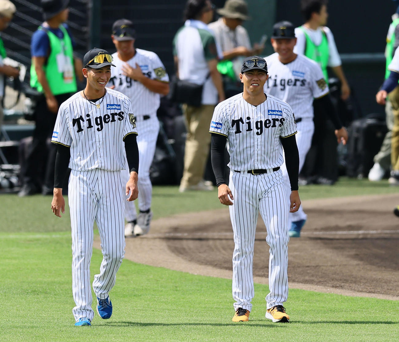 全ウ対全イ　集合写真の撮影に向かう阪神今朝丸（左）と工藤（撮影・藤尾明華）