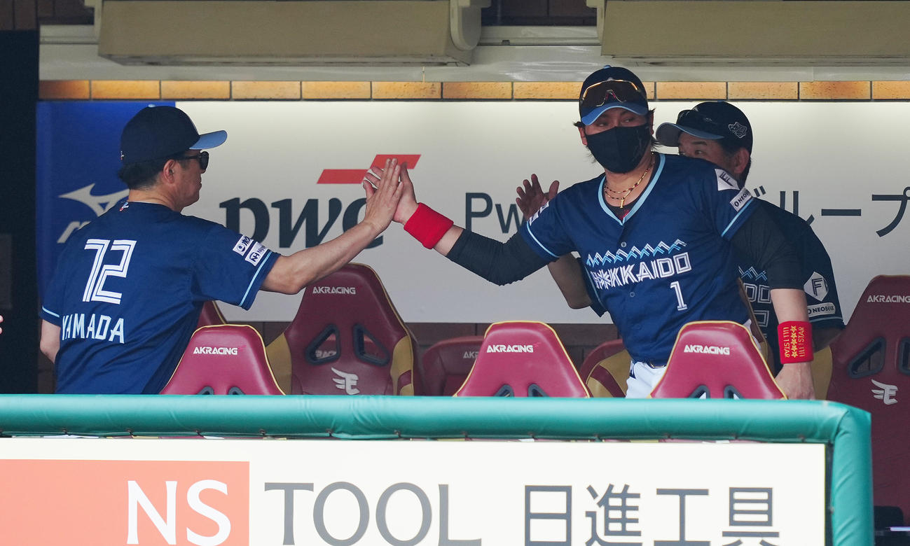 楽天対日本ハム　楽天に勝利し、タッチを交わす日本ハム新庄監督（中央）（撮影・鈴木みどり）