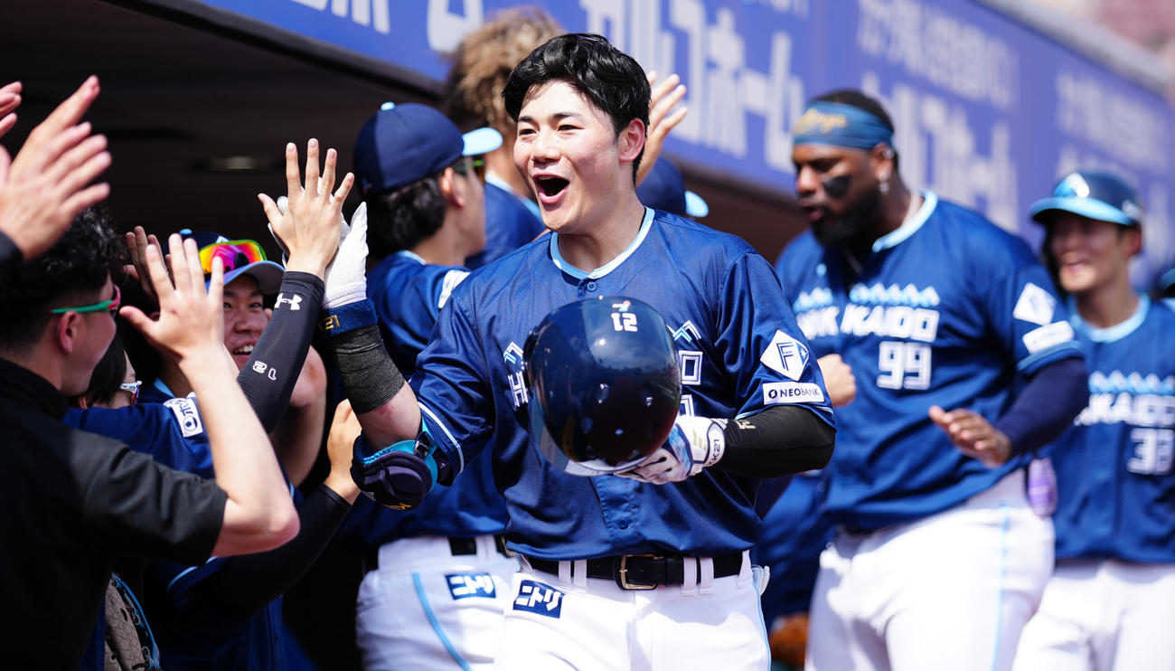 楽天対日本ハム　4回表日本ハム1死一、三塁、右越え3点本塁打を放った清宮幸（中央）はナインと笑顔でハイタッチ（撮影・鈴木みどり）