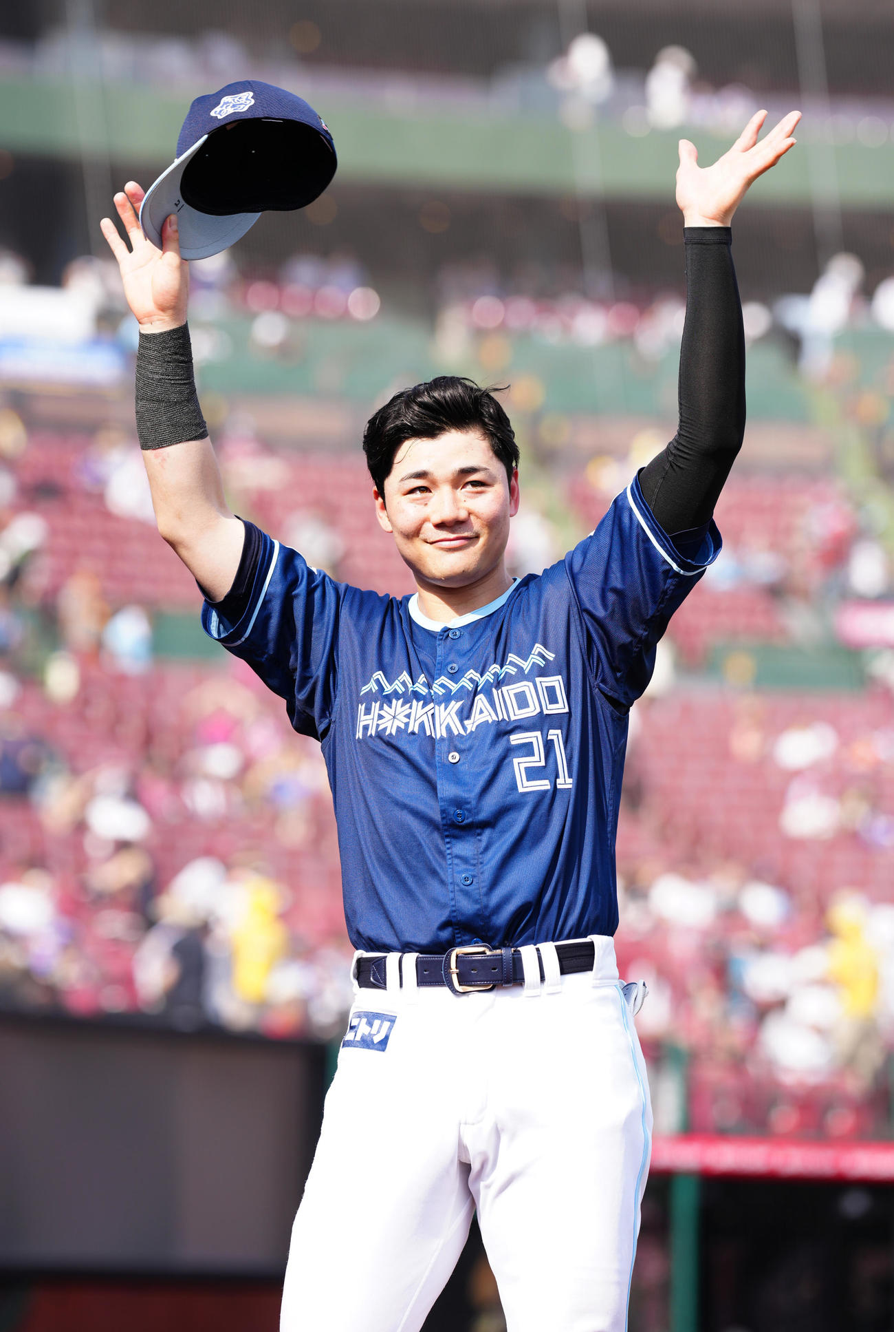 楽天対日本ハム　ヒーローインタビュー後、ファンの声援に応える日本ハム清宮幸（撮影・鈴木みどり）