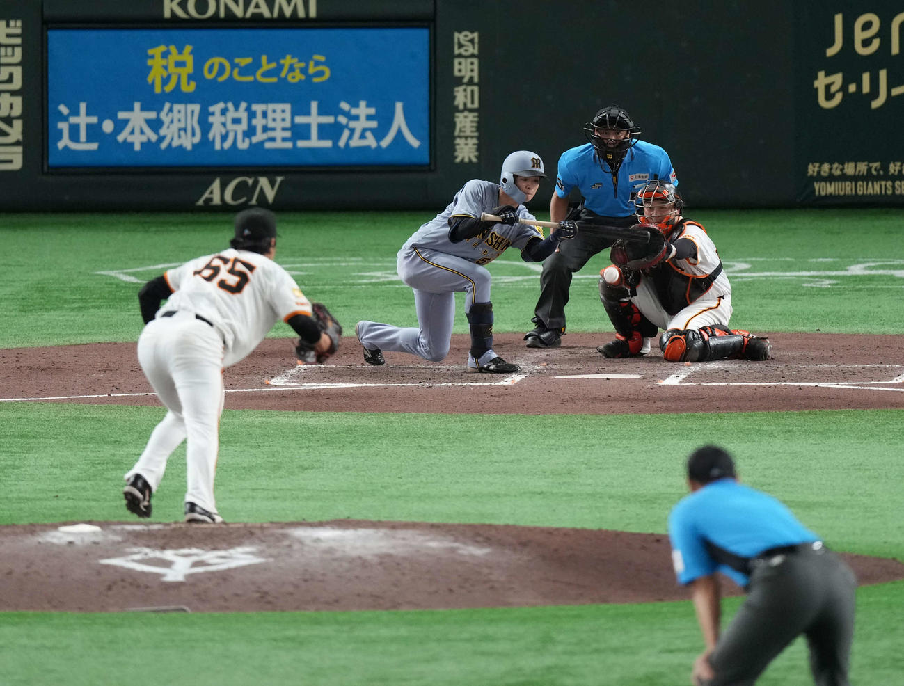 巨人対阪神　8回表阪神無死一塁、犠打を決めた中野（撮影・井上学）