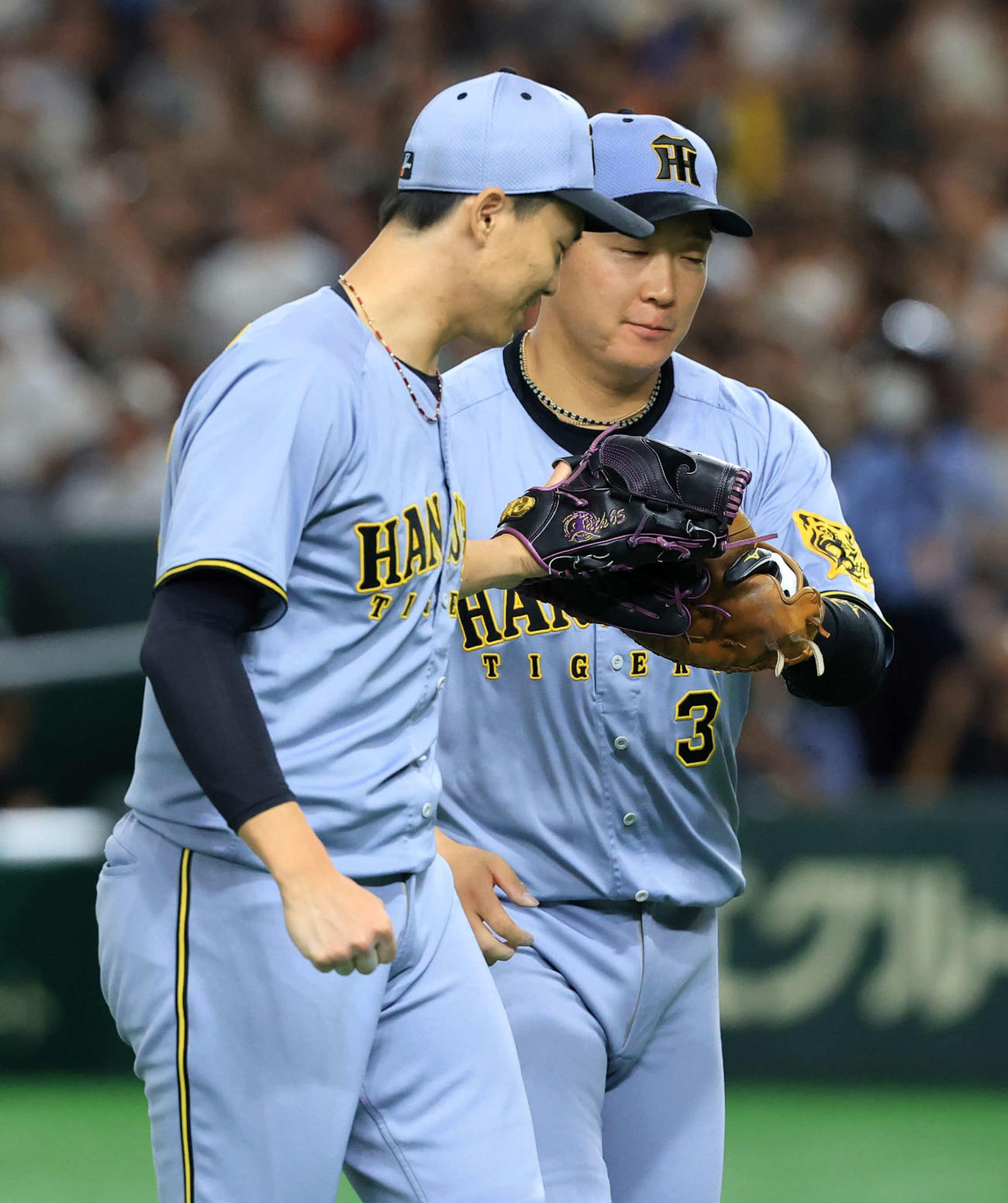 巨人対阪神　5回裏巨人の攻撃を抑えた湯浅（左）は大山とグラブタッチ（撮影・浅見桂子）