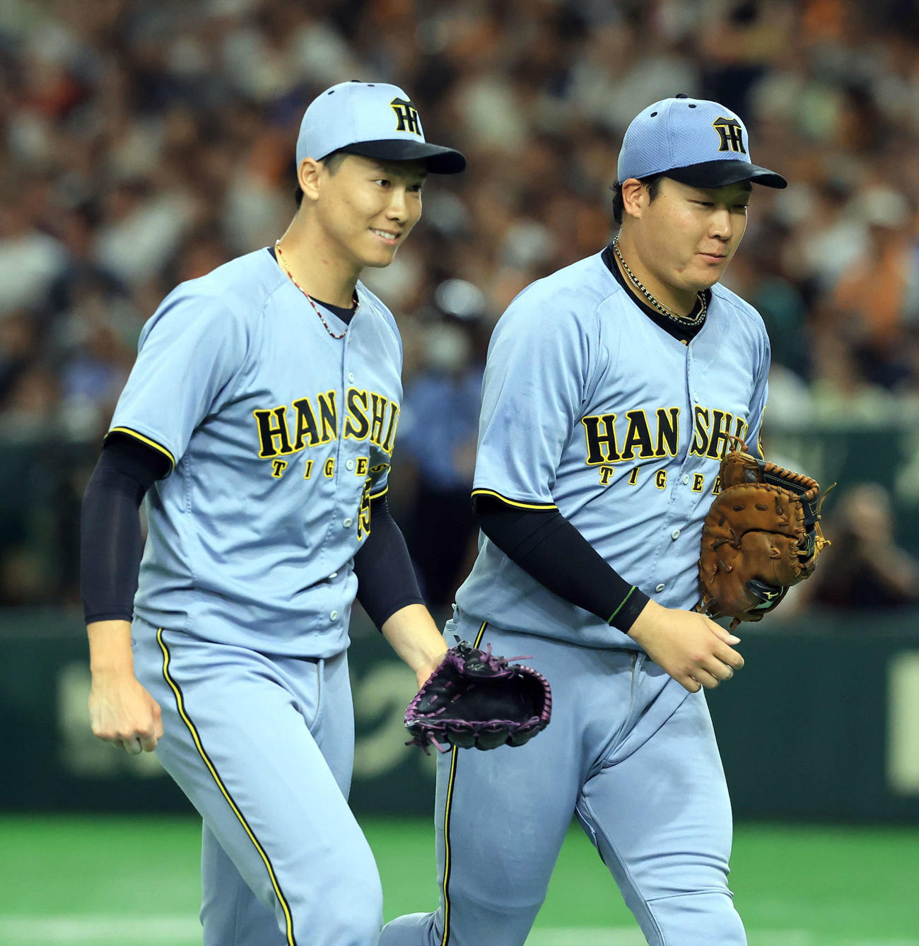 巨人対阪神　5回裏巨人の攻撃を抑えた湯浅（左）は笑顔で大山とグラブタッチ（撮影・浅見桂子）