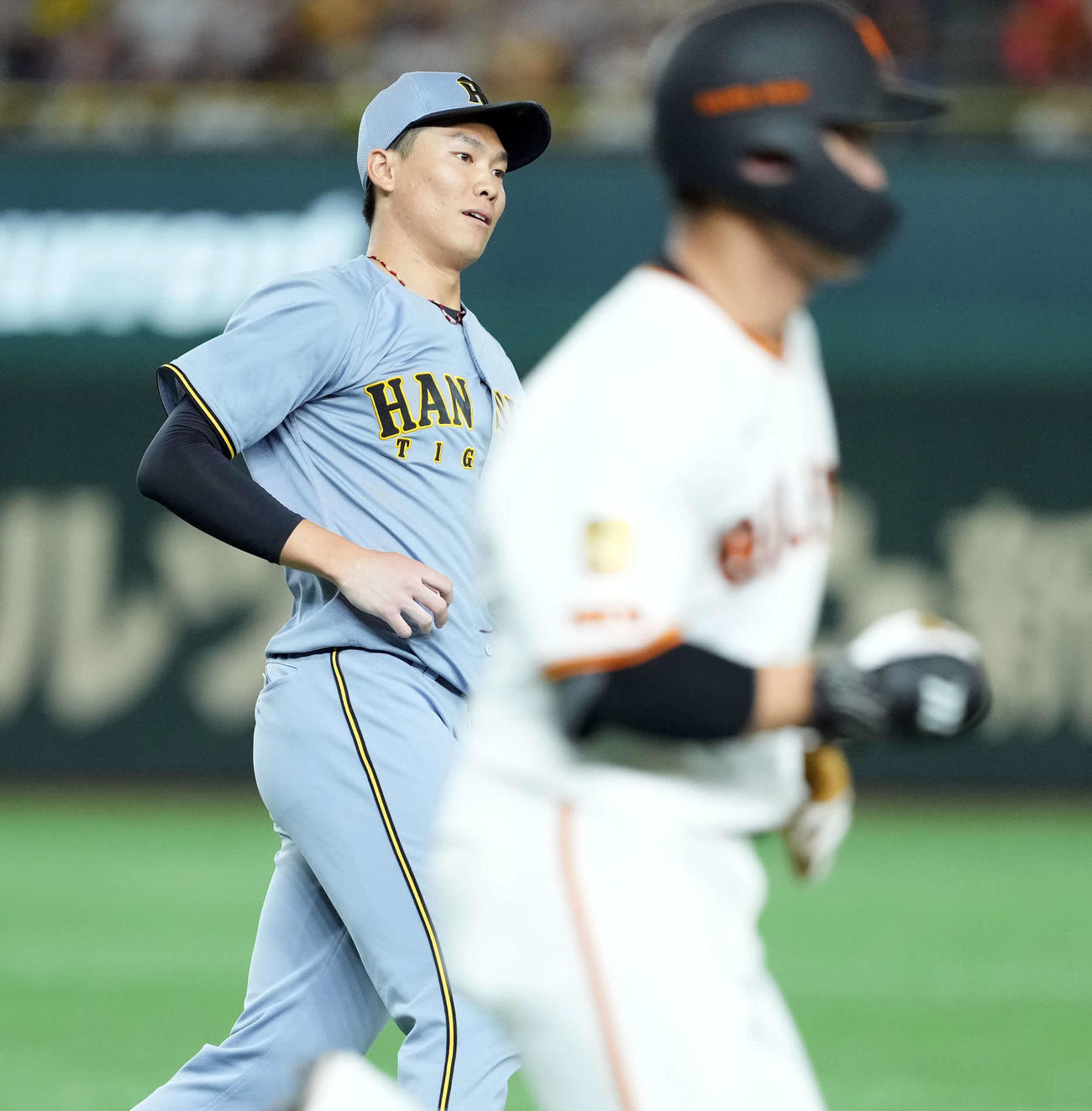 巨人対阪神　6回裏巨人無死、中山礼都を投ゴロに仕留める湯浅（撮影・たえ見朱実）