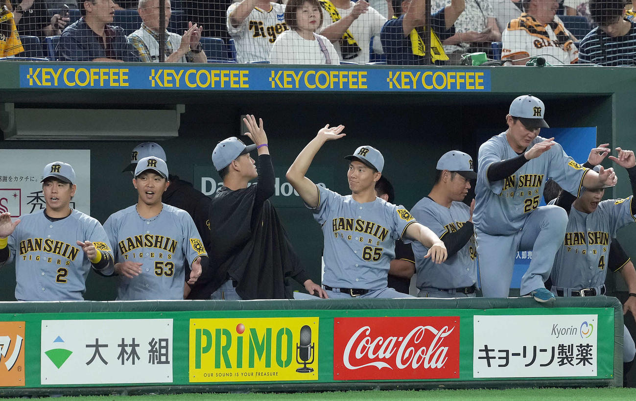 巨人対阪神　巨人に勝利し及川（中央左）とハイタッチする阪神湯浅（撮影・たえ見朱実）