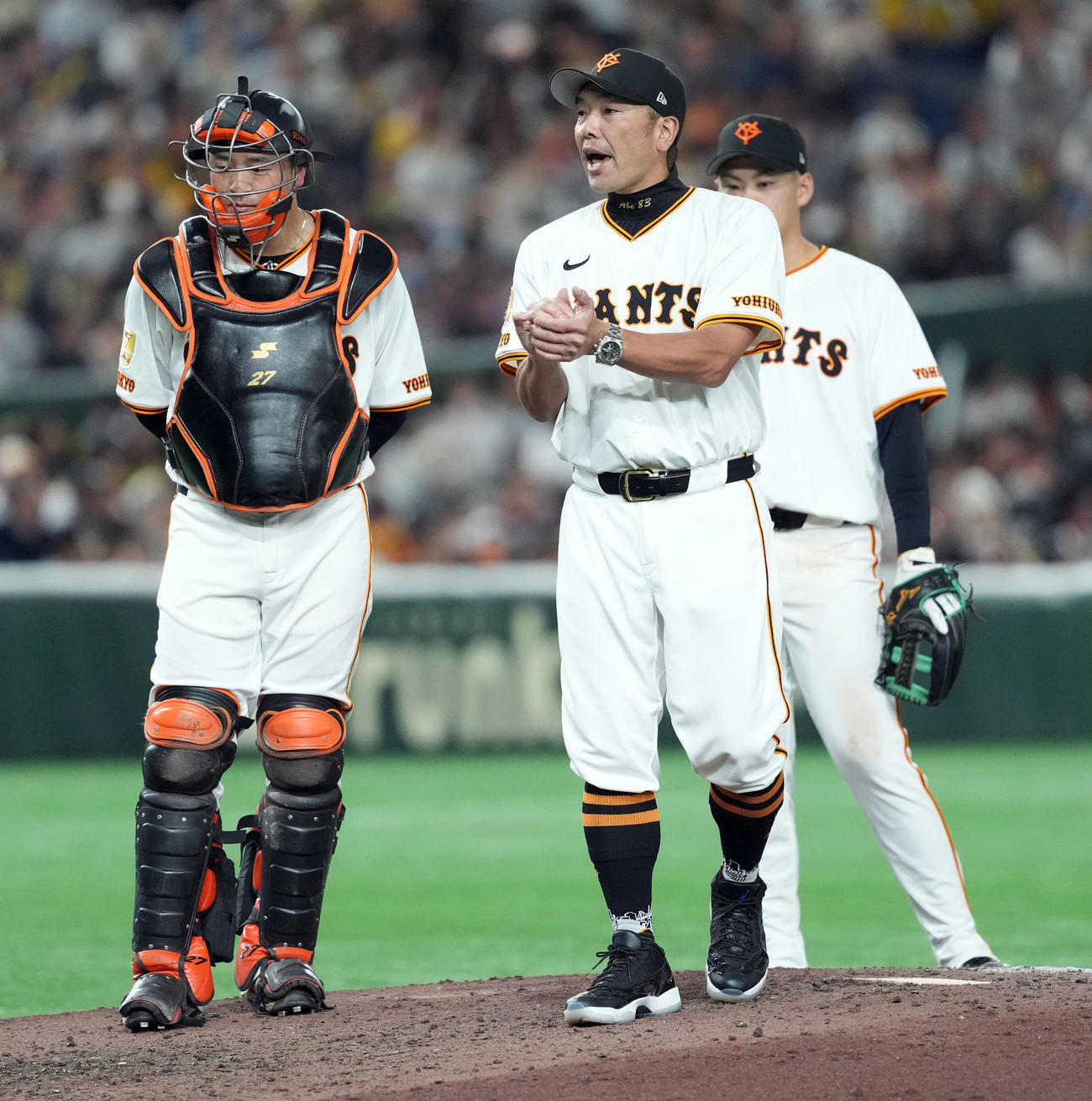 巨人対阪神　8回表、投手交代でマウンド向かった巨人阿部監督（撮影・たえ見朱実）