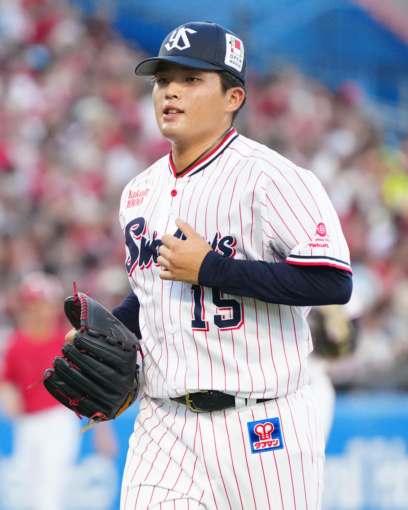 ヤクルト対広島　1回表終了後、ベンチに引き揚げるヤクルト先発の中村優（撮影・江口和貴）