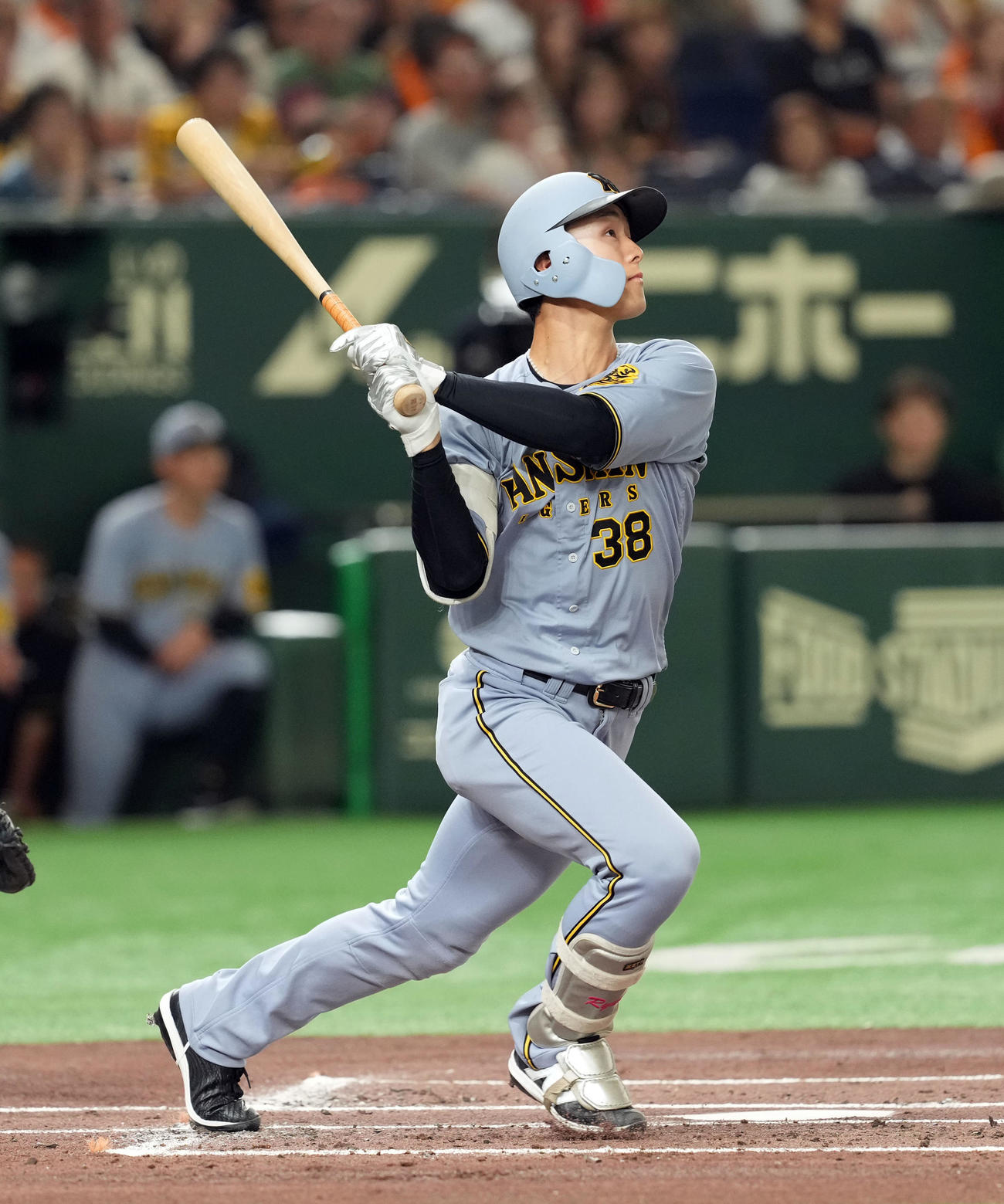 巨人対阪神　2回表阪神2死、右越えに先制のソロ本塁打を放つ小幡（撮影・たえ見朱実）