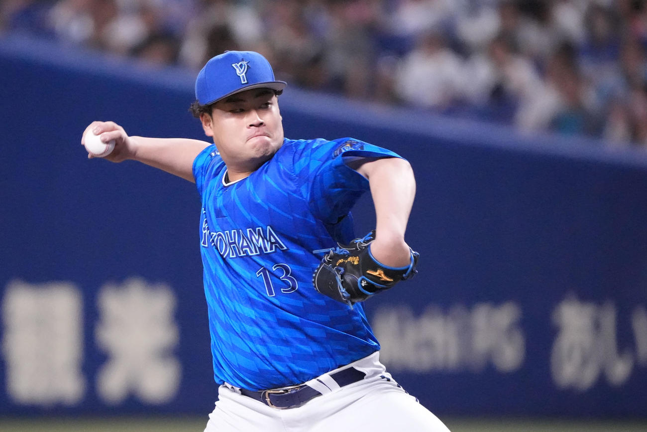 中日対DeNA 10回裏、DeNA6番手で登板する伊勢（撮影・森本幸一）