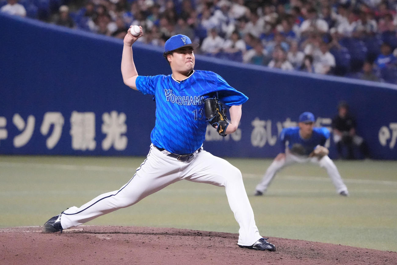 中日対DeNA 10回裏、DeNA6番手で登板する伊勢（撮影・森本幸一）