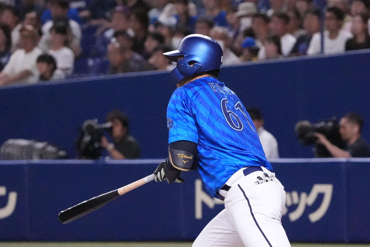 中日対DeNA 10回表DeNA2死満塁、中前2点適時打を放つ蝦名（撮影・森本幸一）