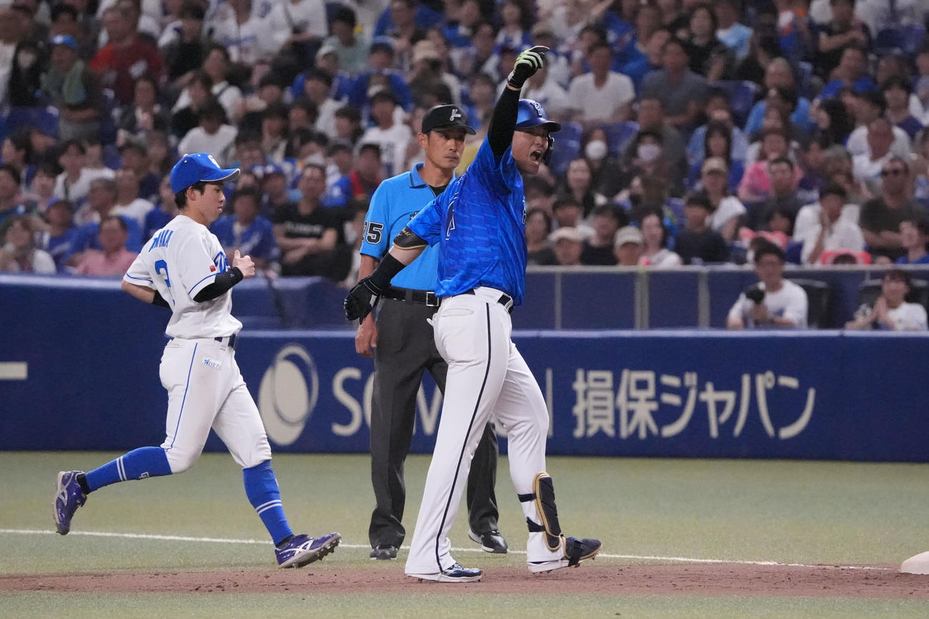中日対DeNA 10回表DeNA2死満塁、蝦名（右）は中前2点適時打を放ちベンチへアピールする（撮影・森本幸一）