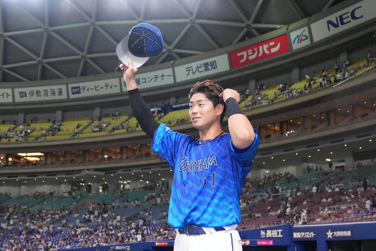 中日対DeNA　ファンの声援に応える蝦名（撮影・森本幸一）
