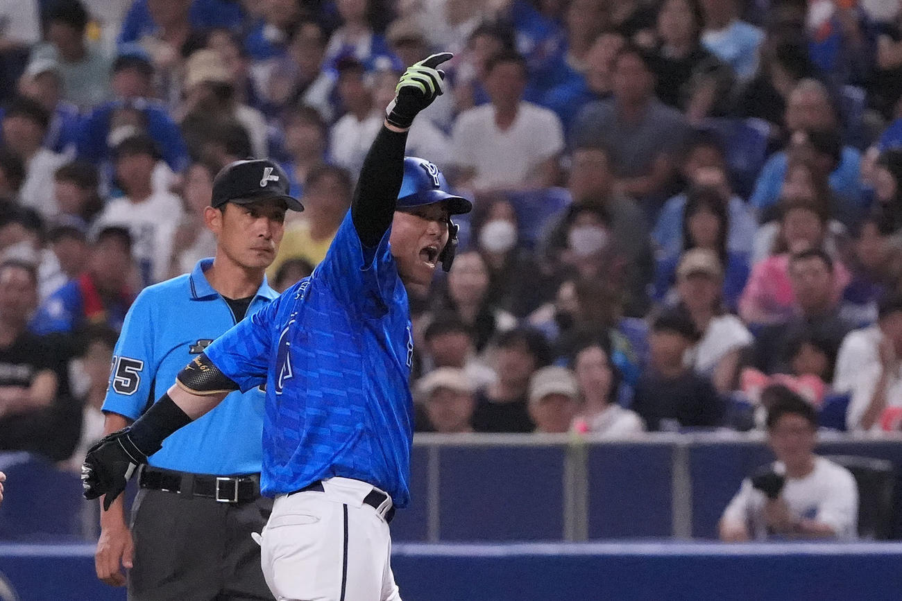 中日対DeNA 10回表DeNA2死満塁、蝦名（右）は中前2点適時打を放ちベンチへアピールする（撮影・森本幸一）