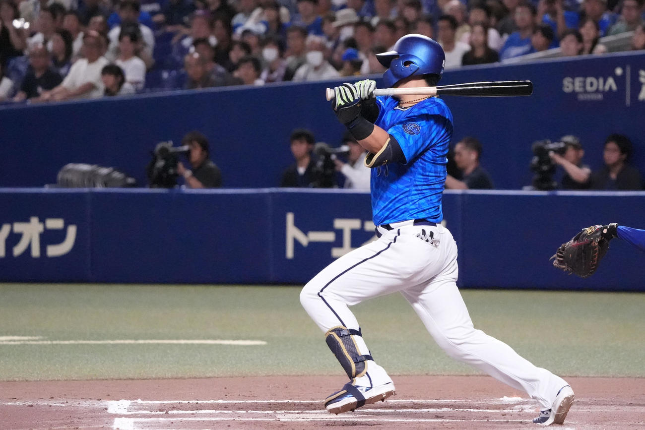 中日対DeNA 10回表DeNA2死満塁、中前2点適時打を放つ蝦名（撮影・森本幸一）